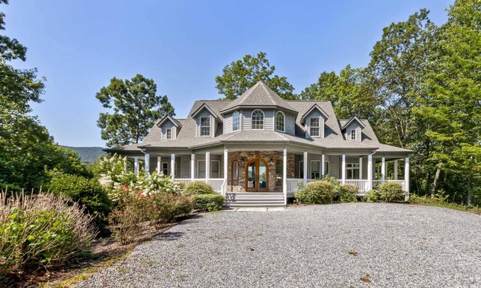 Hendersonville House | 372 m² House ∙ 4 bedrooms ∙ 10 guests