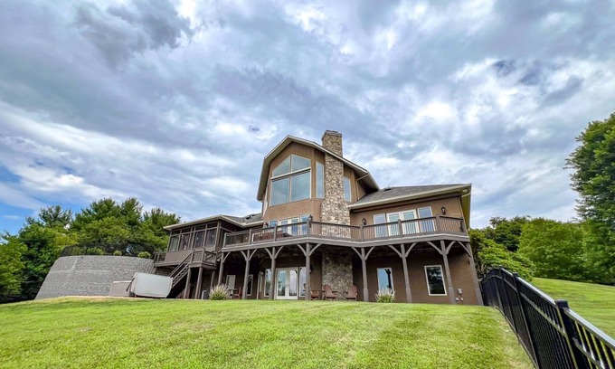 Lansing House | 392 m² House ∙ 4 bedrooms ∙ 14 guests