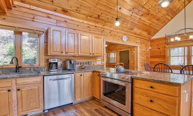 Ridgewood Estates House | 3BR /3.5 BA, Stone Fire-Pit area, 2 short walking trails, Hot-Tub!