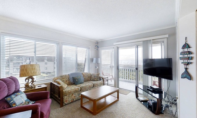 Morehead City Condo | 3rd-Floor Home in Oceanfront Complex w/Shared Pool & Hot Tub, Balcony, WiFi