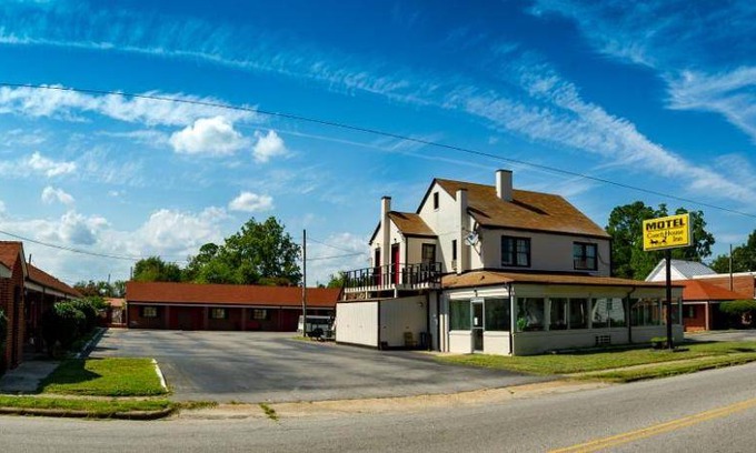 Edenton Hotel | 400 m² Motel ∙ 4 guests