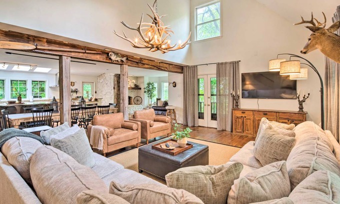 Chimney Rock House | 413 m² House ∙ 6 bedrooms ∙ 20 guests