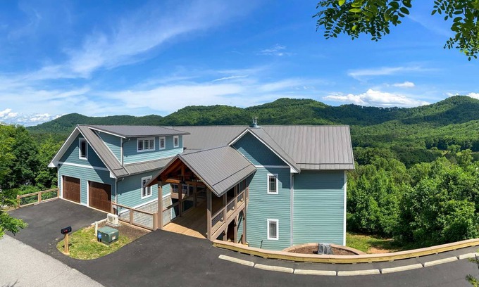 Candler House | 427 m² House ∙ 5 bedrooms ∙ 14 guests