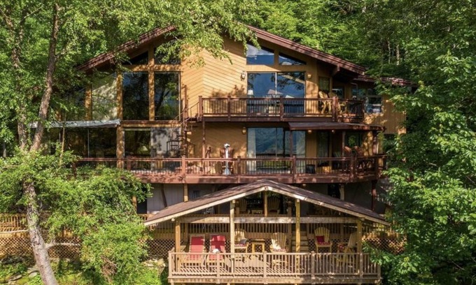 Burnsville House | 436 m² House ∙ 5 bedrooms ∙ 10 guests