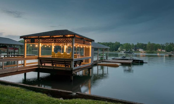 Mooresville House | 441 m² House ∙ 7 bedrooms ∙ 18 guests