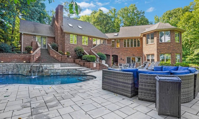 Mooresville House | 465 m² House ∙ 5 bedrooms ∙ 12 guests