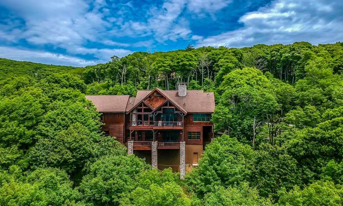 West Jefferson House | 466 m² House ∙ 6 bedrooms ∙ 12 guests