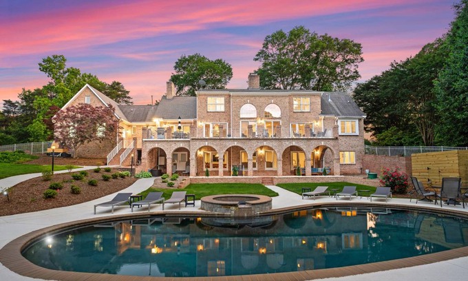 Huntersville House | 482 m² House ∙ 5 bedrooms ∙ 17 guests