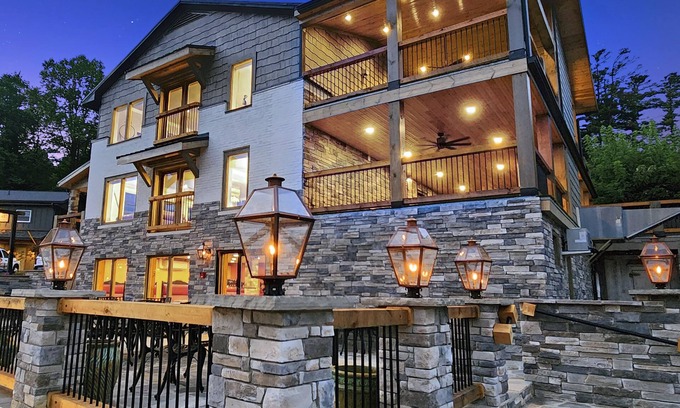 Blowing Rock House | 5-Star Mountain House Fire Place Hot Tub Luxury 5 Beds MainSt Downtown Lrg Kitch