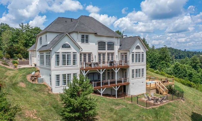 Weaverville House | 509 m² House ∙ 7 bedrooms ∙ 18 guests