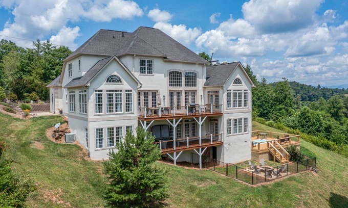 Weaverville House | 509 m² House ∙ 7 bedrooms ∙ 18 guests