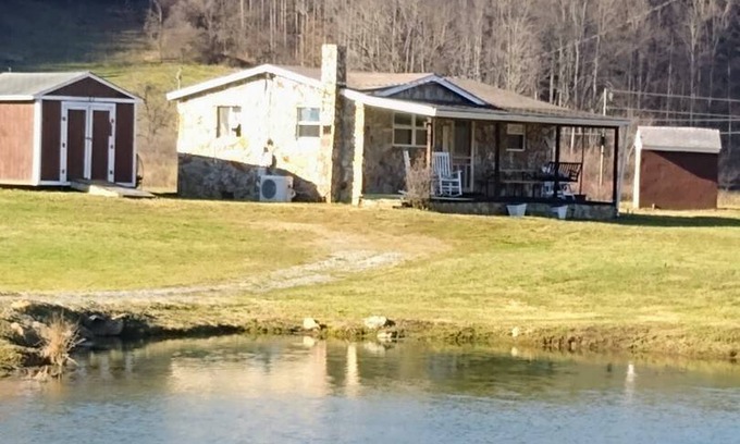 Barnardsville Cabin | 52 m² Cabin ∙ 2 bedrooms ∙ 2 guests
