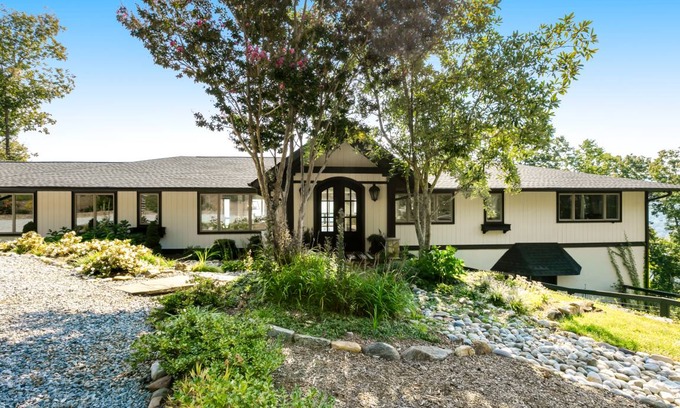 Saluda House | 530 m² House ∙ 5 bedrooms ∙ 14 guests