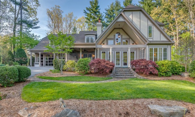 Hendersonville House | 539 m² House ∙ 7 bedrooms ∙ 16 guests