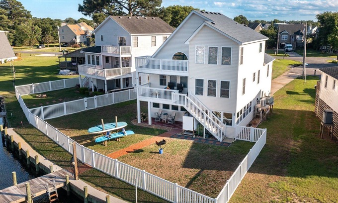 Colington Harbour House | 5536 Compass Cay * Canalfront