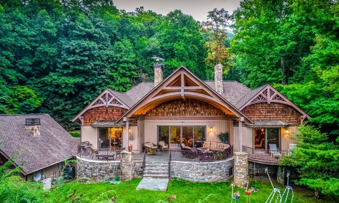 Waynesville House | 557 m² House ∙ 6 bedrooms ∙ 13 guests