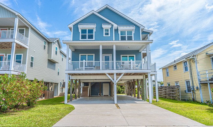 North Carolina Coast House | 5BR 5BA w/Hot Tub, ample Parking, 2 Blocks from Beach, Boardwalk & Downtown!