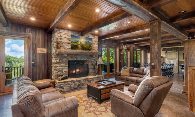 Blowing Rock Cabin | 679 m² Cabin ∙ 3 bedrooms ∙ 29 guests