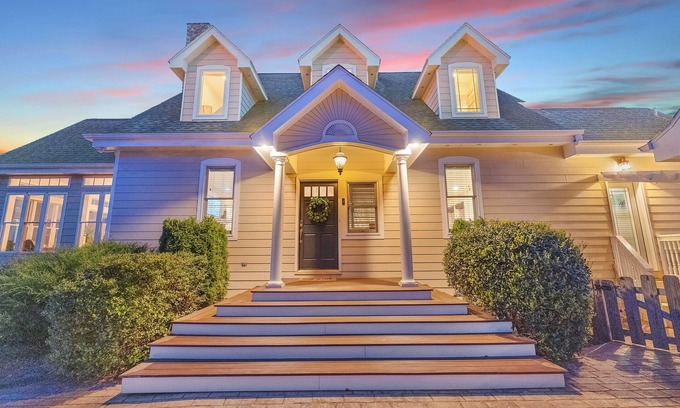 Leicester House | 6BR/4.5BR Retreat: Views, Pool, HotTub, Sauna & Game-room