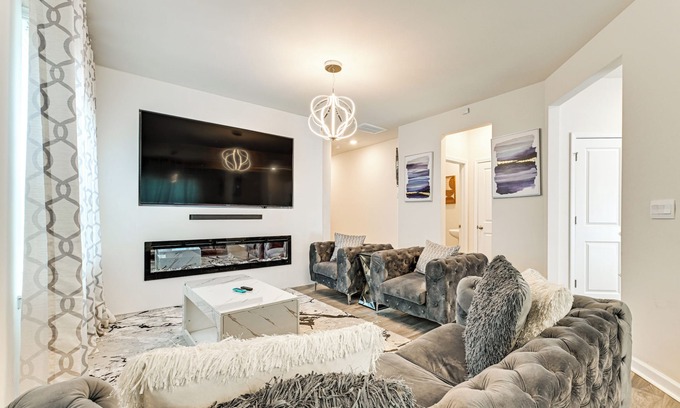 Paw Creek House | 7 Mi to Uptown - Pet-Friendly 2-Story Townhome!