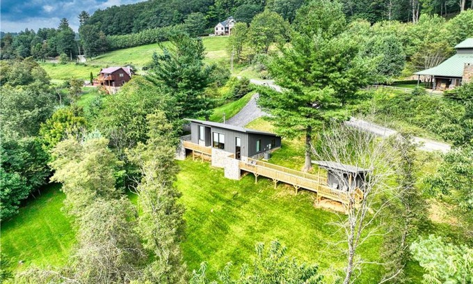 West Jefferson House | 77 m² House ∙ 2 bedrooms ∙ 6 guests
