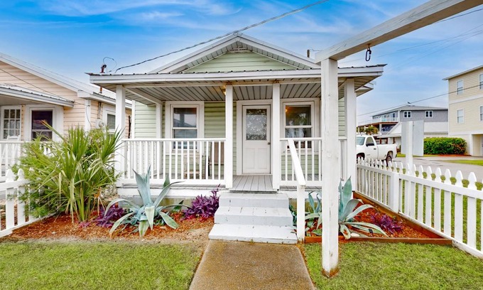 Kure Beach Cottage | 88 m² Cabin ∙ 2 bedrooms ∙ 4 guests
