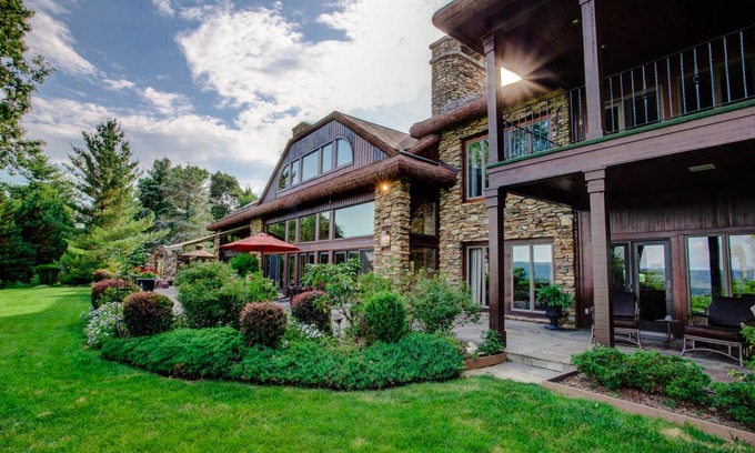 Hendersonville House | 883 m² House ∙ 6 bedrooms ∙ 12 guests
