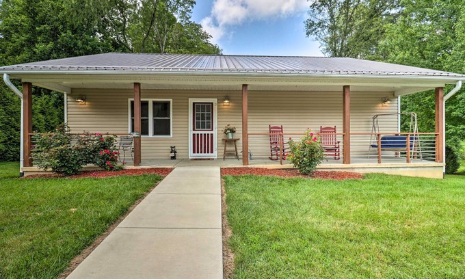 Waynesville Cottage | 92 m² Cabin ∙ 2 bedrooms ∙ 4 guests
