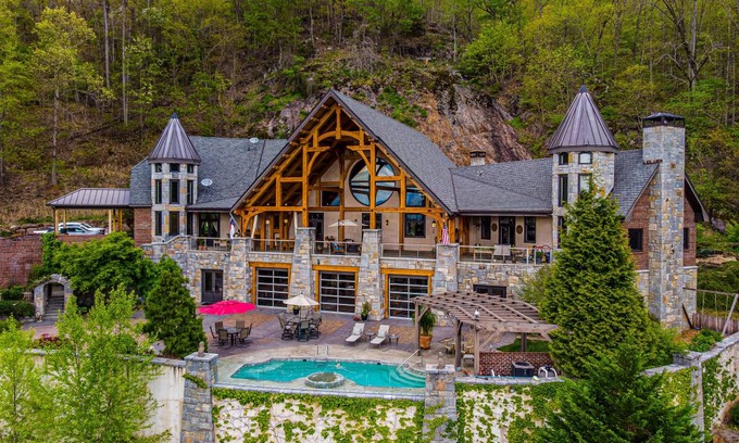 Franklin House | 955 m² House ∙ 8 bedrooms ∙ 32 guests