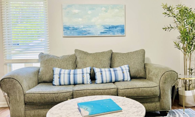 East Raleigh House | 96 m² House ∙ 3 bedrooms ∙ 6 guests