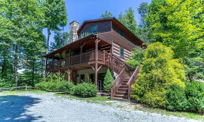 Boone Cabin | A Positive Outlook -10 mins to ASU, Hot Tub - Pool Table - Corner Jacuzzi