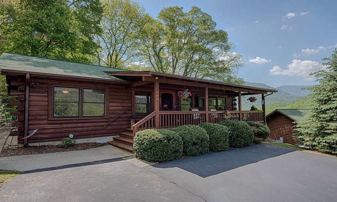 Maggie Valley Cabin | A Smoky Mountain Sunset "The Cliff's" - 2 miles from ski resort