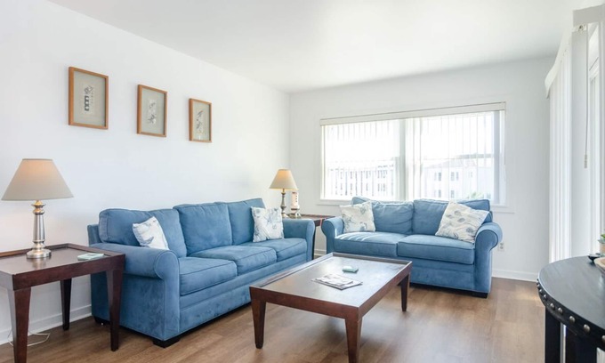 Wrightsville Beach Condo | Adorable 1BR Condo Steps to Johnnie Mercer’s!