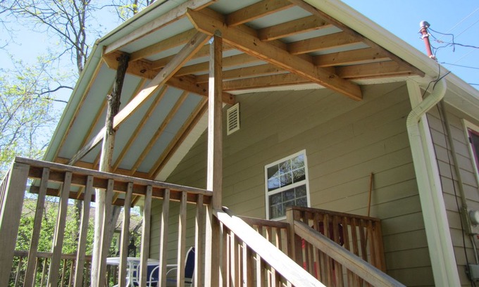 Oakley House | Adorable central Asheville cottage--30 day minimum May and/or June, 2018.