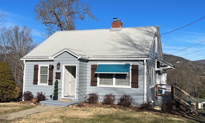 Woodfin House | Adorable Cozy Mountain Home. 3-bedroom house in wonderful Woodfin with AC, WiFi.