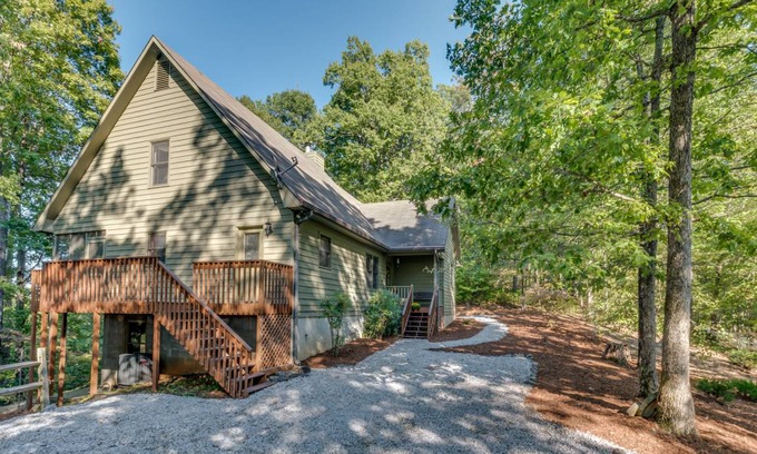 Saluda Cabin | Almost Haven Located between Saluda and Tryon 25 Min. to TIEC; Zip-lining, hiking & more!
