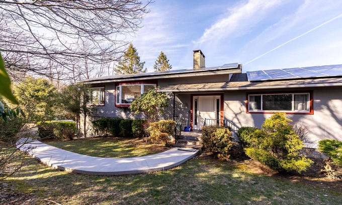 Blowing Rock House | Alpenglow - App Ski Mountain! Views! Yard!