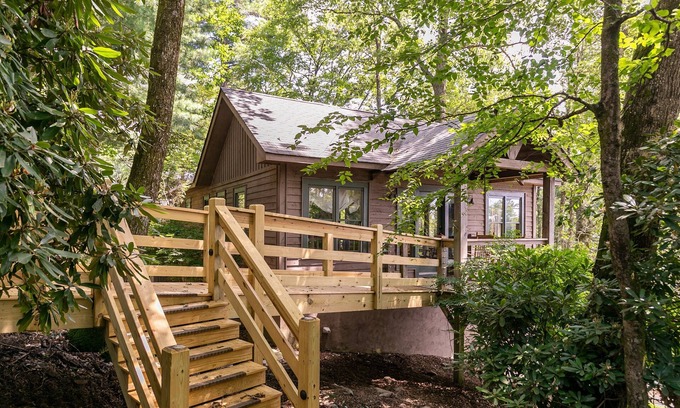 Blowing Rock House | Altitudes Attitude - Upscale Cabin with Hot Tub, 3 Minutes to Downtown Blowing Rock