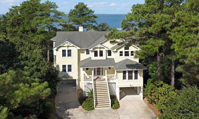 Corolla Light House | Animal House: Soundfront, Hot Tub, Dog-Friendly