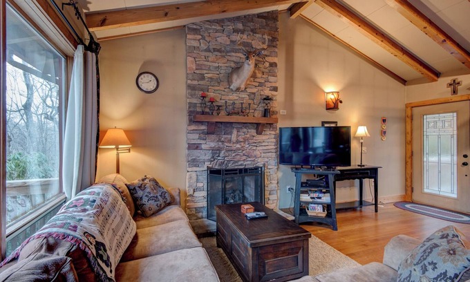 Boone House | Appalachian Retreat Between Boone Blowing Rock Hot Tub WiFi
