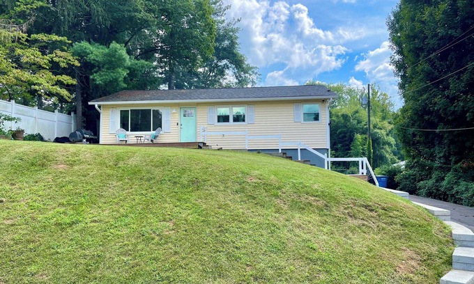 Oakley House | Asheville Home w/deck - 5 min to Biltmore & 7 min to downtown -Pets OK 4 BD/2 BA