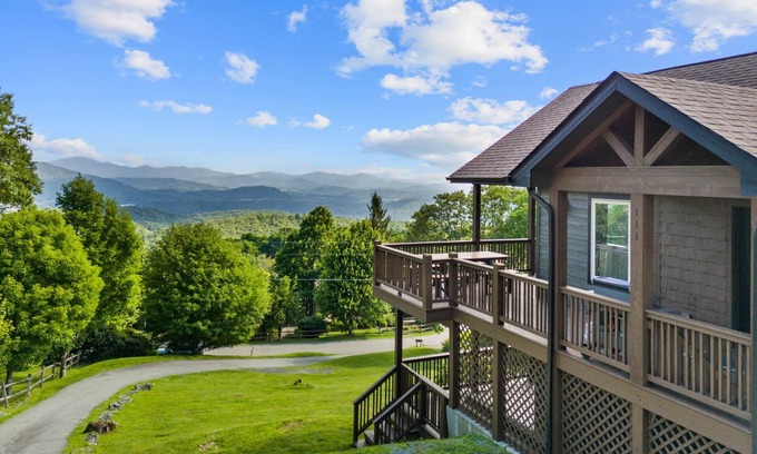 Blowing Rock House | Aussies Lookout - Panoramic Mountain Views, Hot Tub, Pool Table!