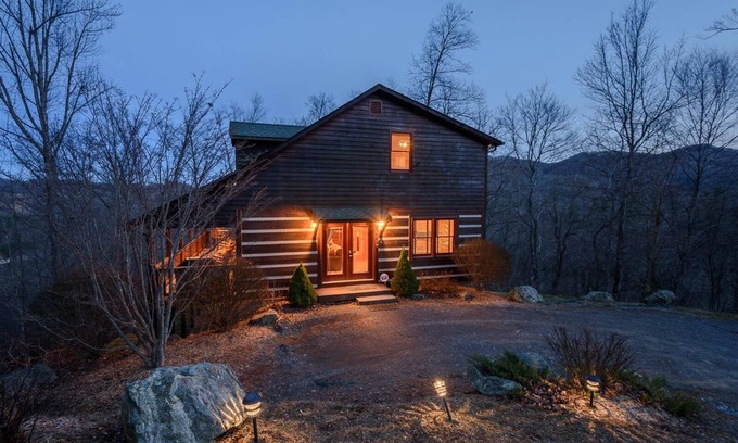 Boone Cabin | Authentic Log Cabin in Heart of the Mountains
