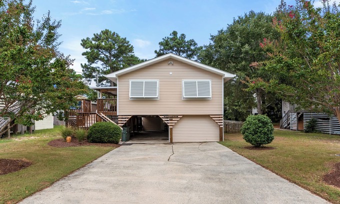 Nags Head House | Barefoot Bliss: Dog friendly, Beach Club Access, Short Walk to Beach