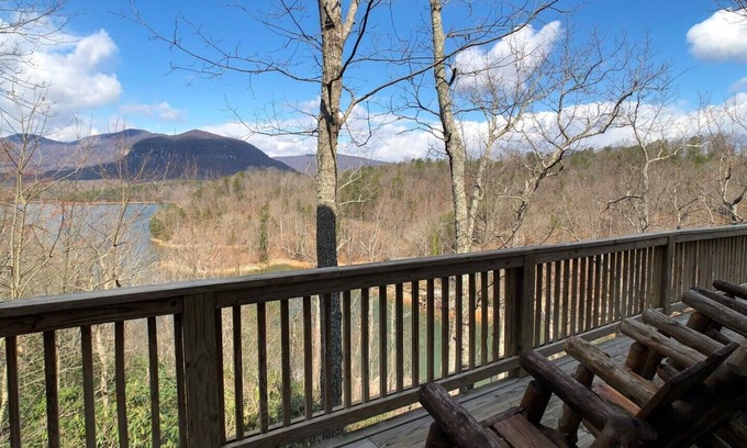 Sunset Cove Cabin | Bearmoon - King beds~WiFi-log cabin-dog friendly-sleeps 10