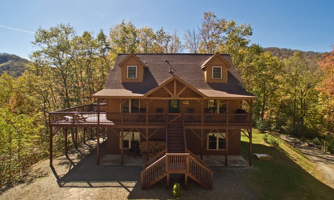 Maggie Valley Cabin | Beautiful Mountain Top Retreat Long Range Views, Hot Tub,Ping Pong,Horseshoe pit