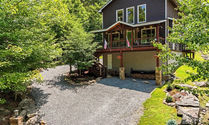 Charter Hills Cabin | BEECH MTN CABIN - 4 BR- GREAT YARD, SMALL DOG FRIENDLY, FIRE PIT, CENTRAL AC