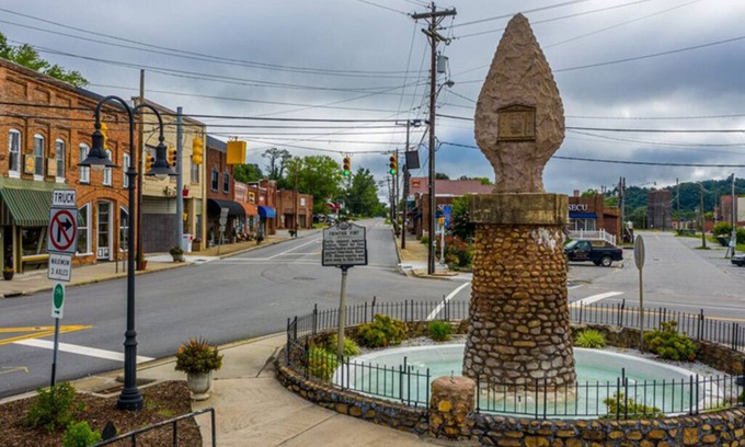 Old Fort House | Black Mountain & Asheville Minutes Away! Bike & Hike the Blue Ridge Mountains!