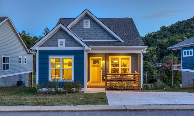 Fairview House | Blue Mountain Cottage: Pet-Friendly w/Mtn Views & Ping Pong Table