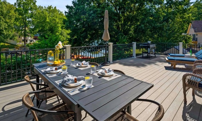 Mayhew House | Blue Wing Bay - Trendy Lakefront Chalet